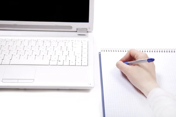 Cuaderno de negocios con portátil y pluma en la mano . —  Fotos de Stock