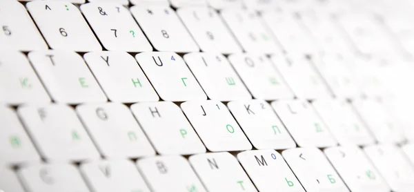 Закрытый вид на клавиатуре ноутбука с английским и английским буквами — стоковое фото