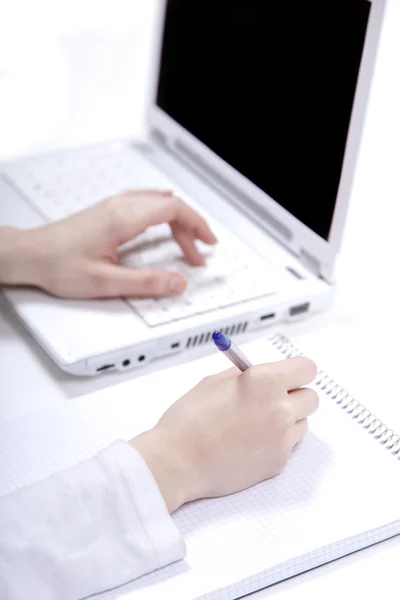 Quaderno aziendale con laptop e penna in mano . Immagine Stock