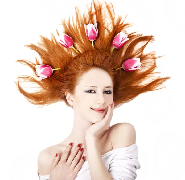 Bella ragazza dai capelli rossi con tulipani . — Foto Stock