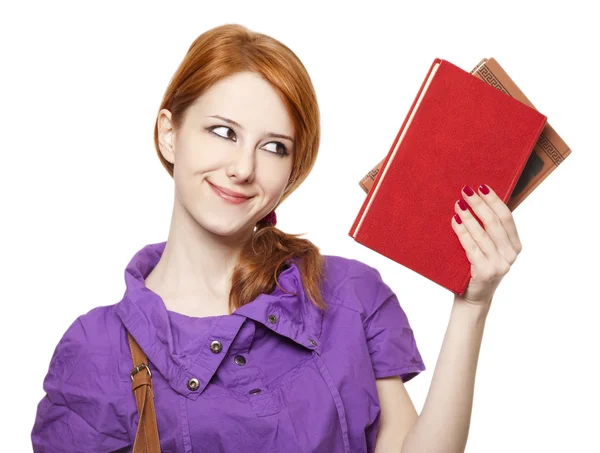 Рыжеволосая девушка держит в руках книгу . — стоковое фото