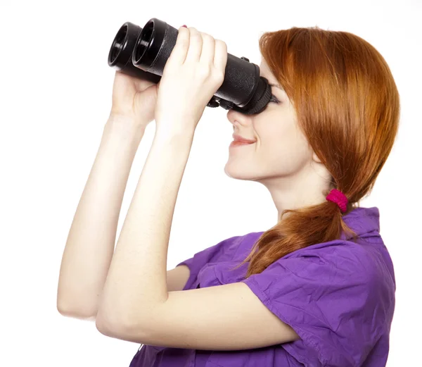 Teenager rothaarige Mädchen mit Fernglas isoliert auf weißem Hintergrund — Stockfoto