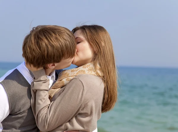 Paar küsst sich am Frühlingsmeer. — Stockfoto