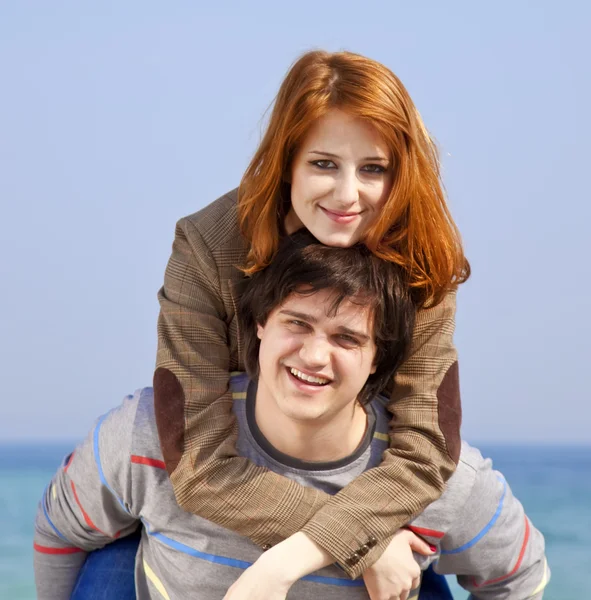 Portret van een gelukkige jonge paar plezier op het strand. — Stockfoto