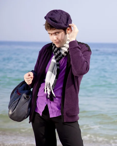 Stil män i violett på stranden. — Stockfoto