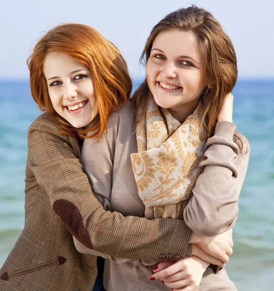 Две счастливые девушки на весеннем пляже . — стоковое фото