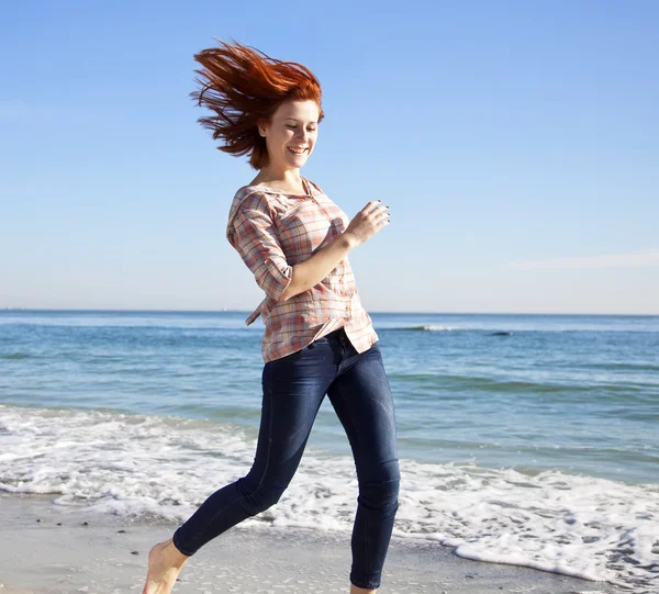 Menina ruiva bonita na praia . — Fotografia de Stock