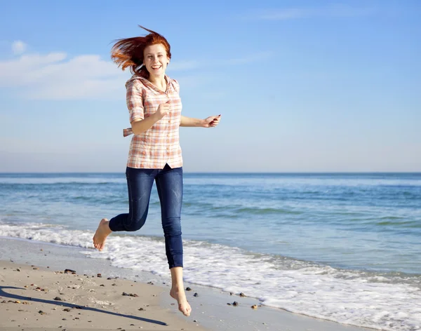 Szép, vörös hajú lány a strandon. — Stock Fotó