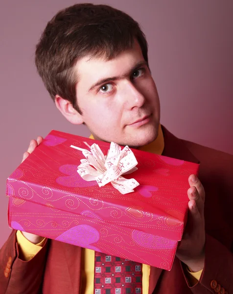 Хлопчик з подарунковою коробкою — стокове фото