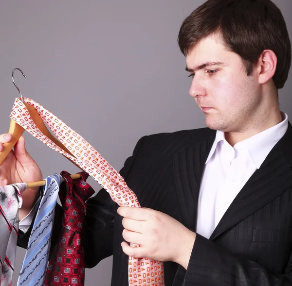 ビジネスマンがネクタイを選択できません。 — ストック写真