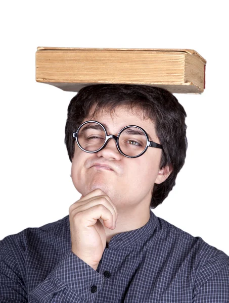 Nachdenkliche junge Männer mit Buch über dem Kopf. — Stockfoto