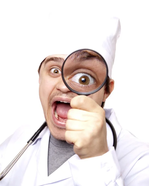 Смешной доктор медицины с зум-лупой — стоковое фото