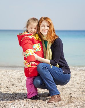 Bahar günü plajda iki kız kardeş.