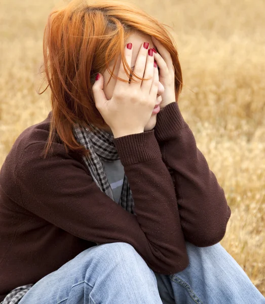 Alan, yalnız hüzünlü Kızıl saçlı kız — Stok fotoğraf
