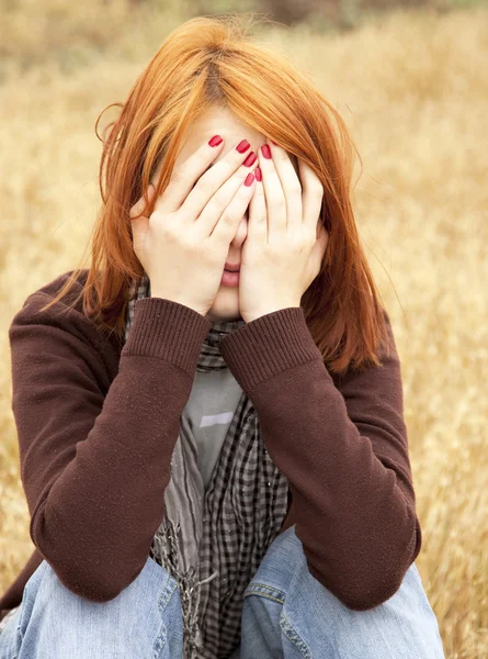 Einsam trauriges rothaariges Mädchen auf dem Feld — Stockfoto