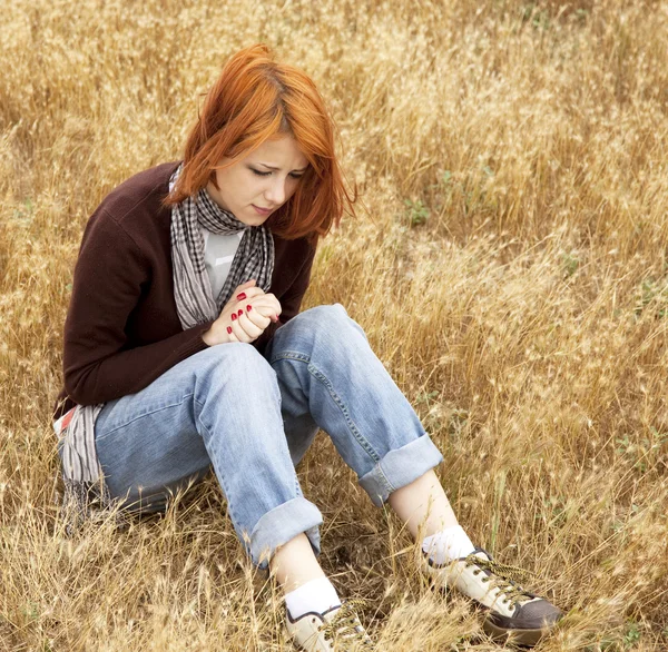 フィールドでの悲しい孤独な赤い髪の少女 — ストック写真