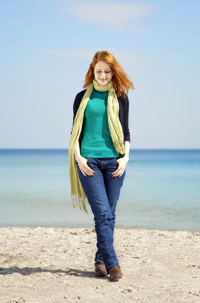 화창한 날에는 해변에서 젊은 여성 패션. — 스톡 사진