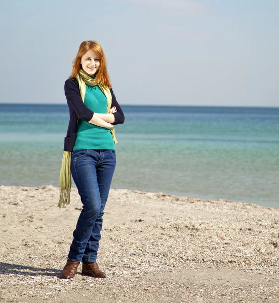 화창한 날에는 해변에서 젊은 여성 패션. — 스톡 사진