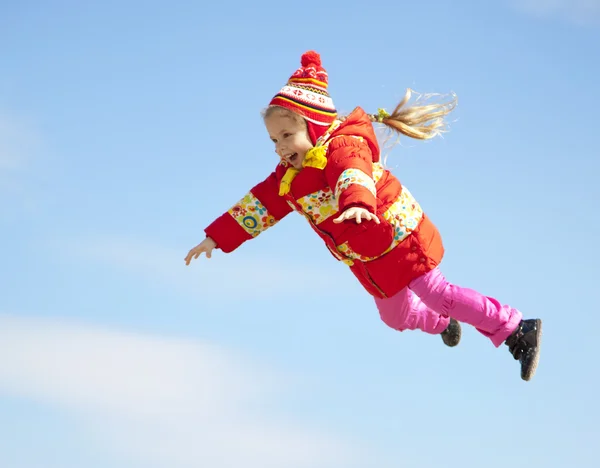 Kleines Mädchen fliegt in den Himmel. — Stockfoto