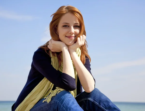 Mladá krásná rusovlasá dívka na pláži v jarním období. — Stock fotografie