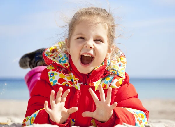 Glad liten tjej på stranden i vår tid. — Stockfoto