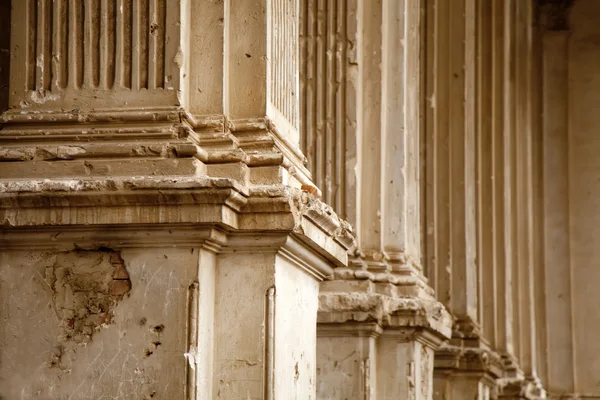 Ruínas antigas da coluna na igreja . — Fotografia de Stock