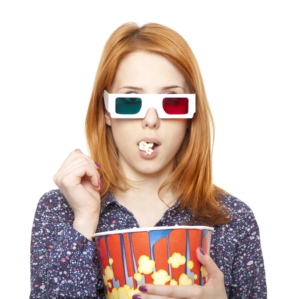 Wanita berkacamata stereo makan popcorn . — Stok Foto