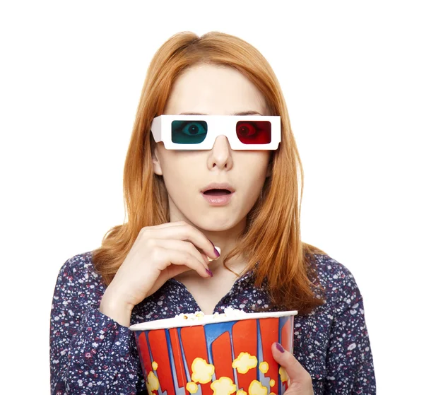 Vrouwen in stereo glazen eten popcorn. — Stockfoto