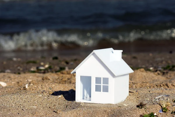 Hus på stranden — Stockfoto