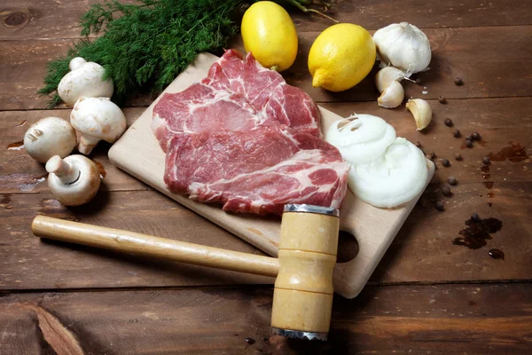 Pork steak and mallet — Stock Photo, Image