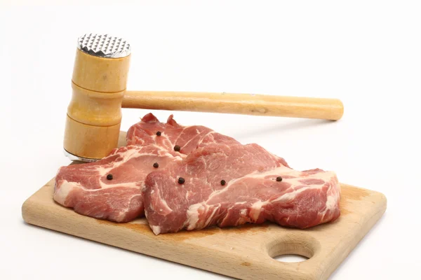 Свиной стейк и молоток — стоковое фото