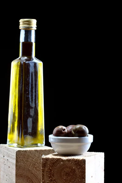 Olivy a láhev olivového oleje — Stock fotografie