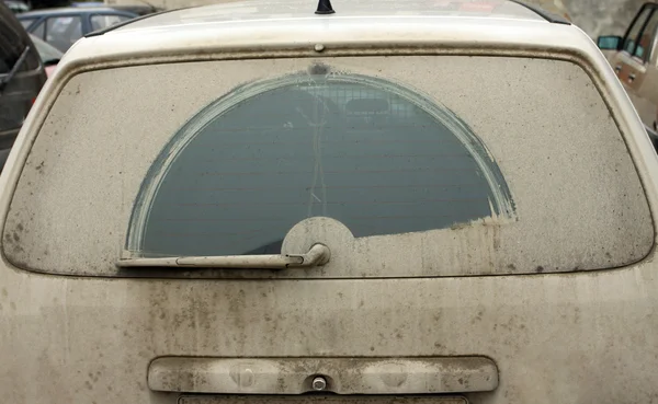 Brudne okna powrót — Zdjęcie stockowe
