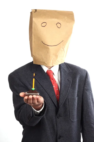 誕生日を祝って彼の頭部上の紙袋を持ったビジネスマン — ストック写真