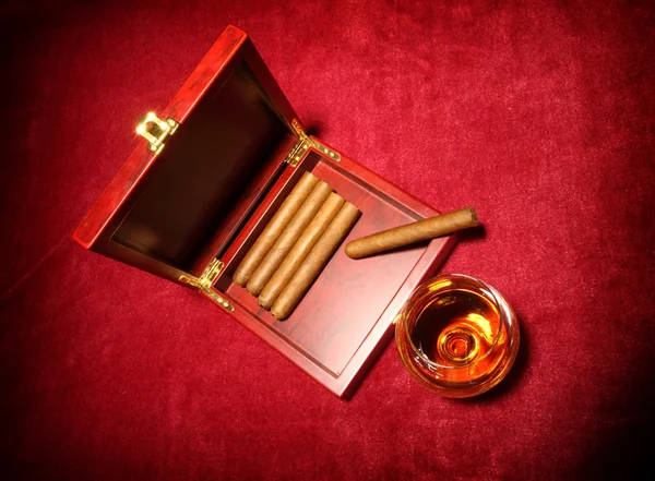 Cigarros Caja Vaso Con Whisky Cerca Dof Poco Profundo —  Fotos de Stock