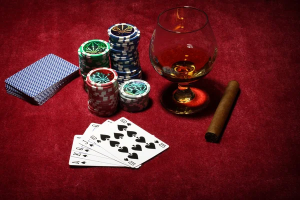 Hraní Pokeru Koncept Zásobník Žetony Karty Doutník Skla — Stock fotografie