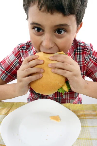 Bir Büyük Hamburger Yiyen Çocuğun Yakın Çekim — Stok fotoğraf