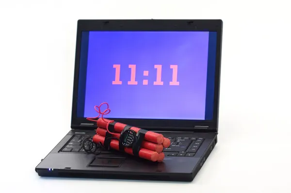 Zeitbombe Über Laptop — Stockfoto