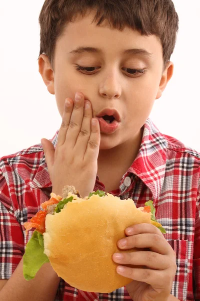 Menino Comendo Grande Hambúrguer Perto — Fotografia de Stock