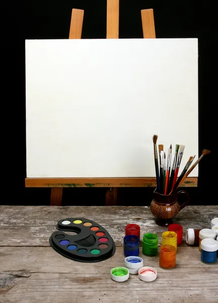 Canvas,brushes and easel — Stock Photo, Image
