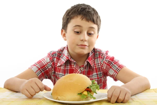 Junge isst einen großen Hamburger — Stockfoto