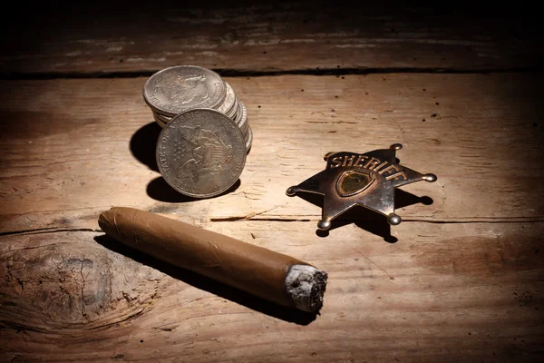 Cigarr, badge och mynt — Stockfoto