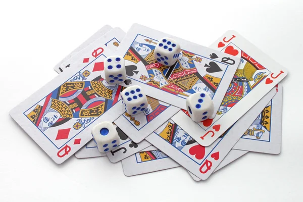 Gokken met speelkaarten en dobbelstenen. — Stockfoto