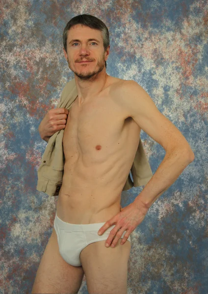 Hombre musculoso con pantalones blancos . Imágenes De Stock Sin Royalties Gratis