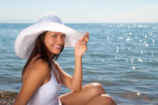 Sorrisi ragazza sulla spiaggia — Foto Stock