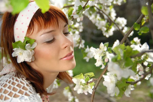 少女と春の花 ロイヤリティフリーのストック画像