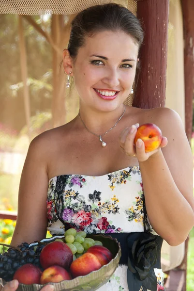 Beautiful brunette with fruits — Stock Photo, Image