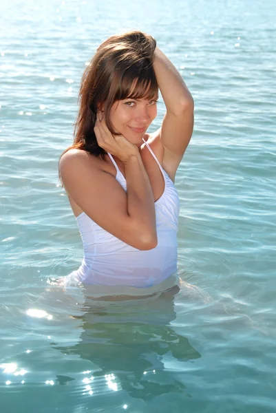 Chica coquetear en el agua — Foto de Stock
