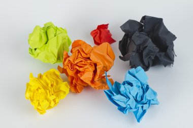 renkli buruşuk kağıt topları