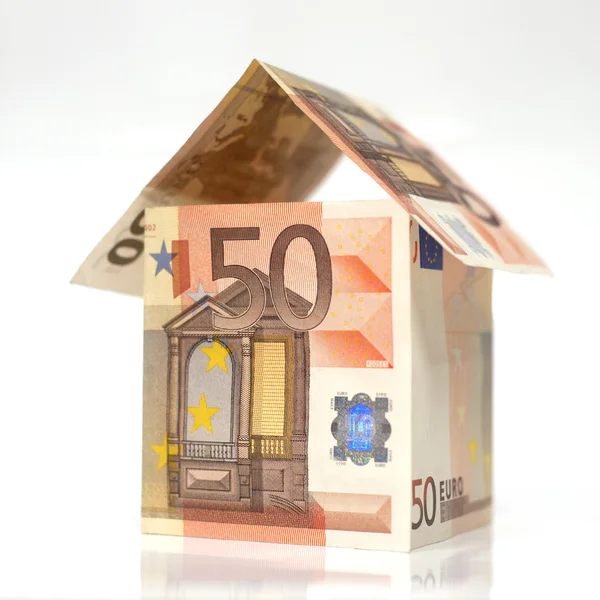 Hus gjort med 50-eurosedlar — Stockfoto